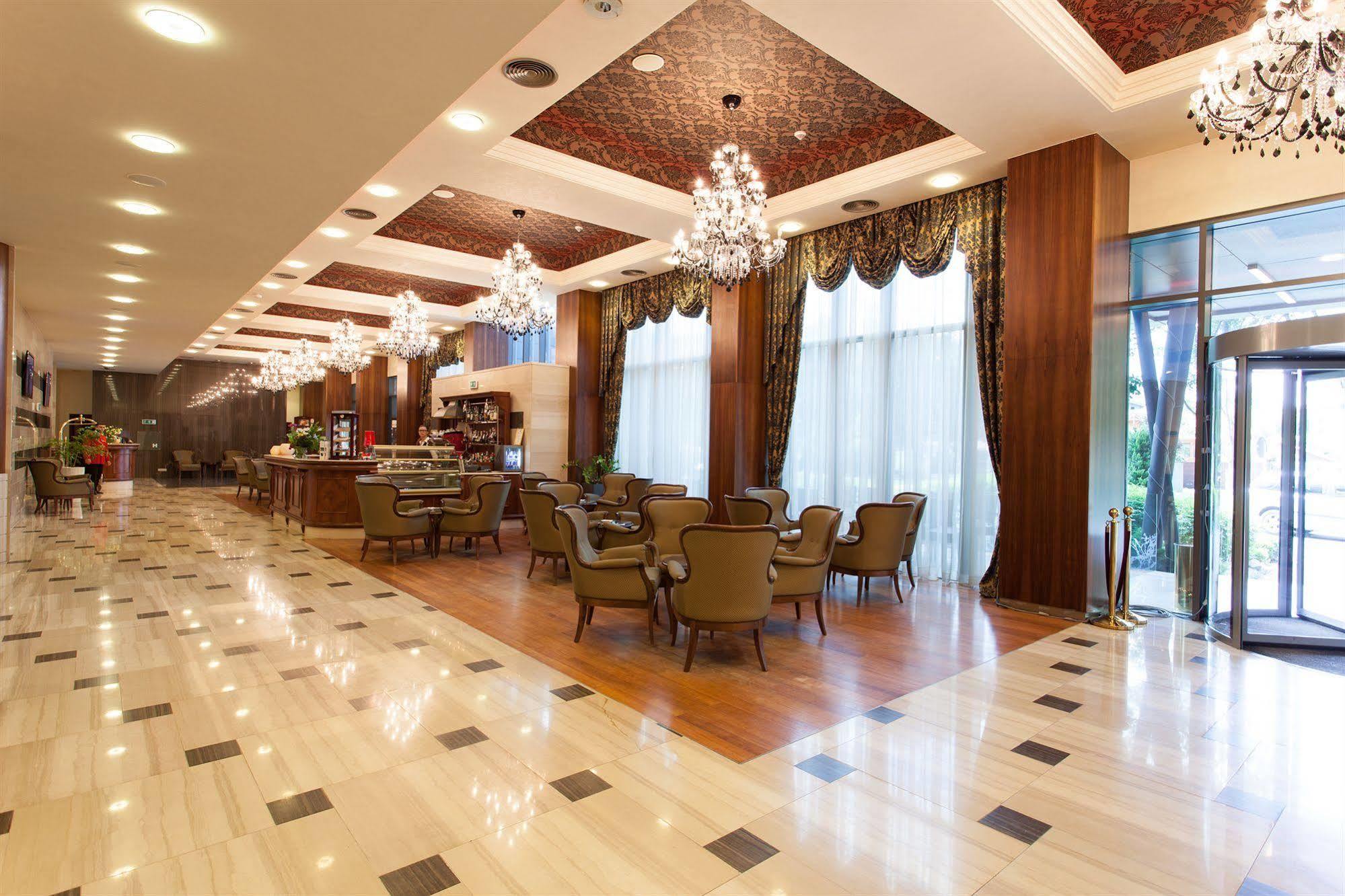 Metropolis Hotel Bistriţa Exteriör bild